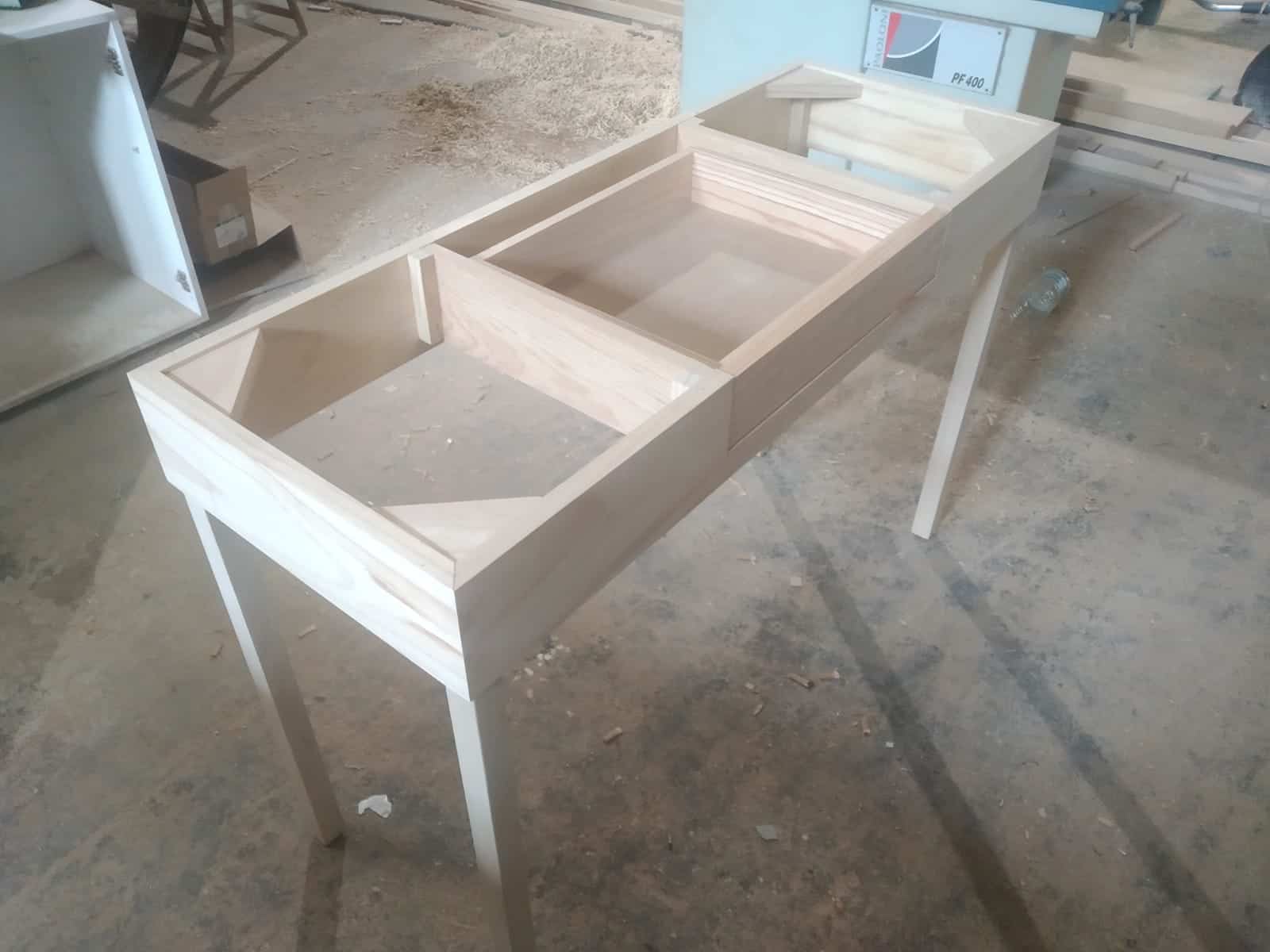 Trabajos carpintero: Construccion de una mesa a medida con cajón para cocina.