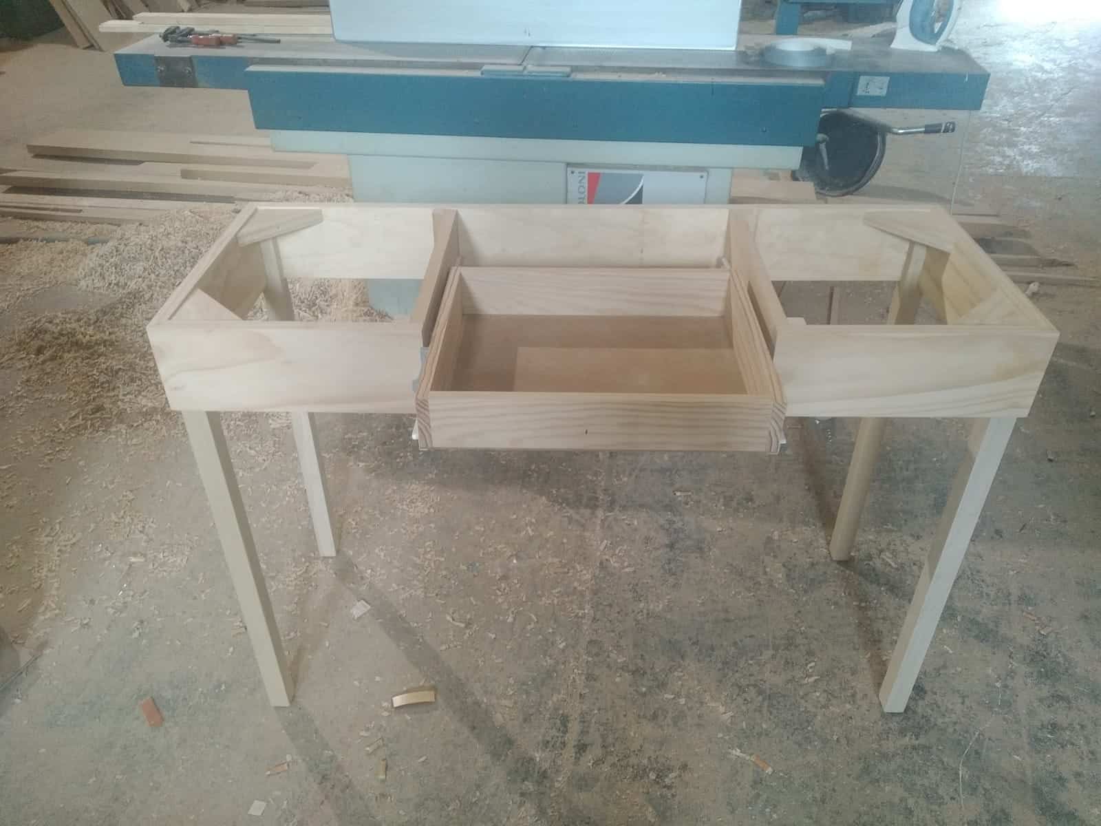 Trabajos carpintero: Construccion de una mesa a medida con cajón para cocina.
