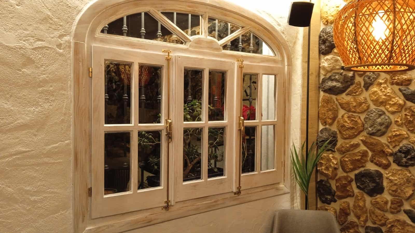 Trabajos carpintero: Restauración de ventanas en restaurante